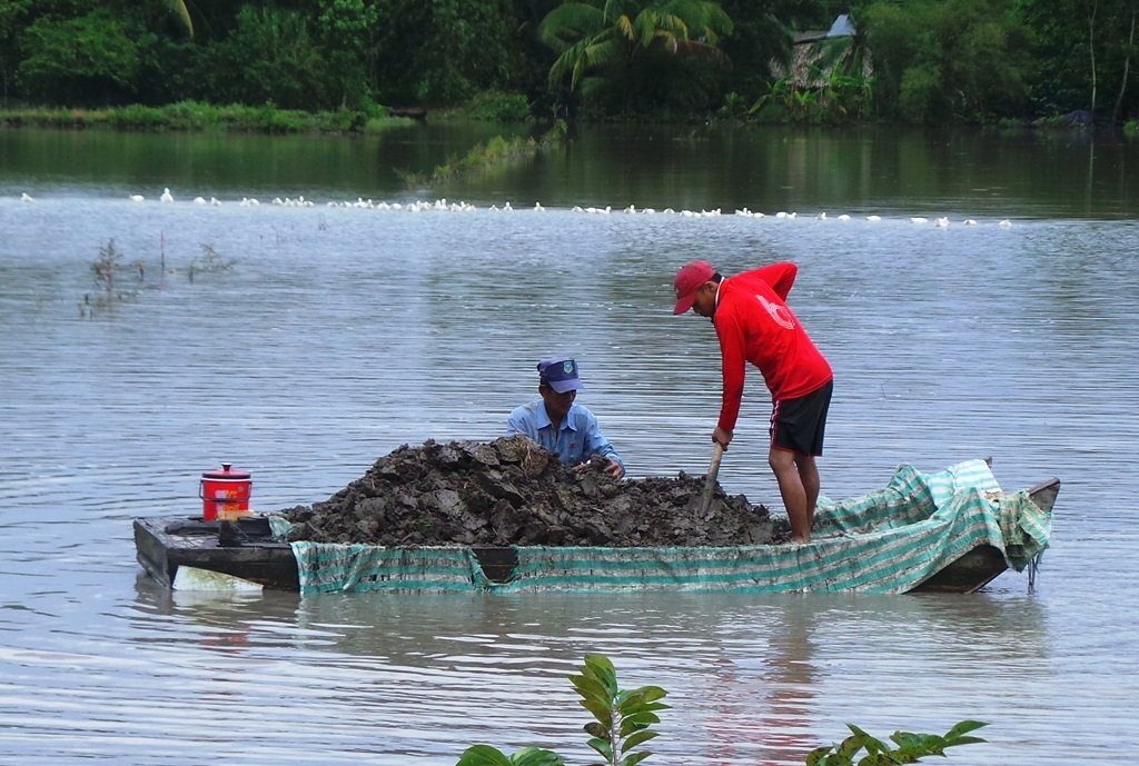 Lũ nhỏ, cả chục nghề “ăn” theo mùa lũ “ở không, rỗng túi”… - 8 Đặc biệt, nghề chở đất thuê ở TP Cần Thơ, Vĩnh Long... năm nay là ở không, không ai thuê mướn vì ghe, xuồng không xuống đồng được (ảnh minh họa mùa lũ năm rồi)