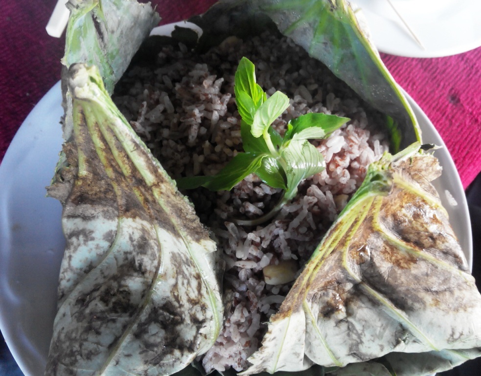 Đến Gáo Giồng, say lòng với món cá lóc nướng, gói lá sen non - 12 Ở đây còn nhiều món ăn rặt đồng ngon, như ốc nướng, lươn um, lẩu cá linh... Và món cơm gói lá sen cũng rất đặc biệt