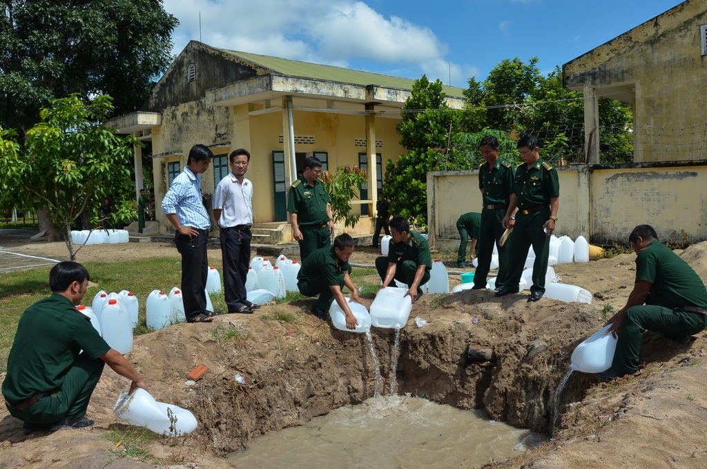 Bộ đội biên phòng An Giang tiêu hủy 4.350 lít xăng thơm nhập lậu - 1 Lực lượng chức năng Bộ đội Biên phòng tỉnh An Giang tiến hành tiêu hủy số xăng thơm nhập lậu