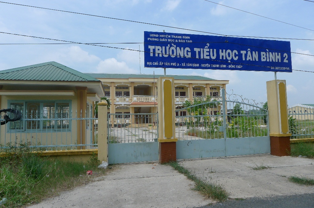 Trường 6 tỷ “phơi sương” đã được đưa vào sử dụng - 1 Do không đảm bảo chất lượng nên trường tiểu học Tân Bình 2 phải đóng cửa để khắc phục sửa chữa.