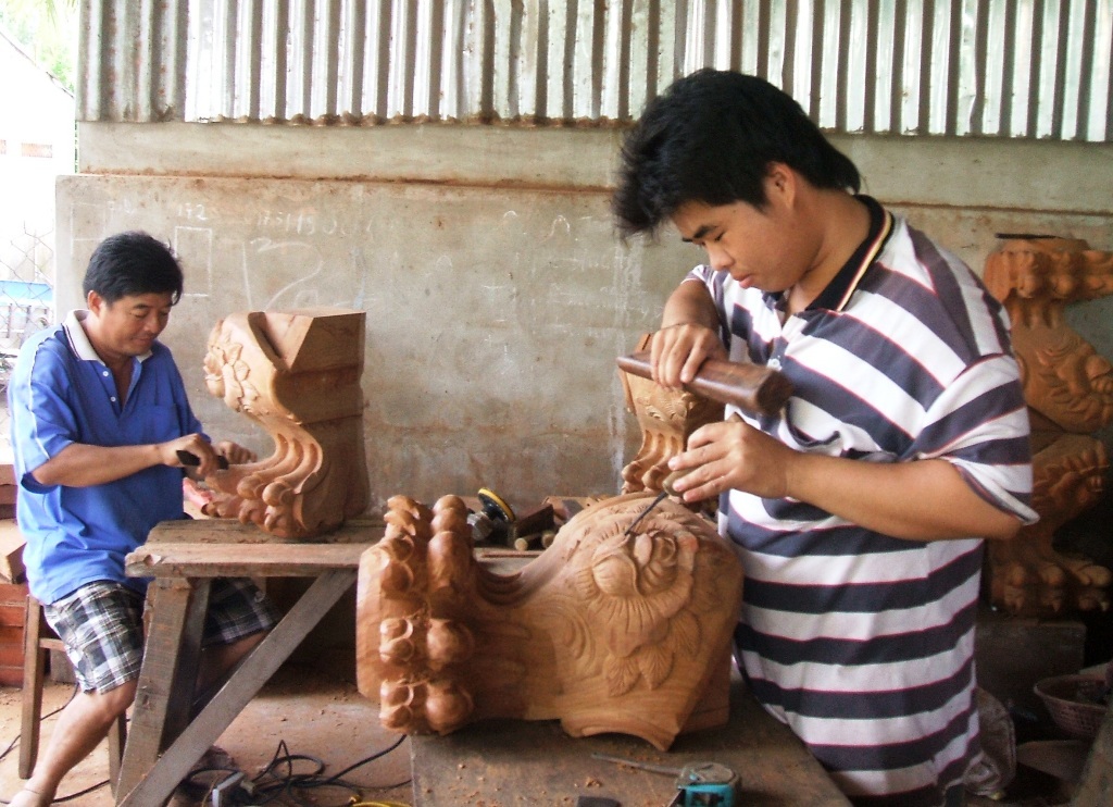 Làng mộc Chợ Thủ tạo việc làm cho hơn 2.500 lao động - 1 Với những mặt hàng gỗ thiết yếu trong gia đình, như tủ, bàn ghế,... các tác phẩm điêu khắc khác đã làm nên tên tuổi cho làng mộc Chợ Thủ