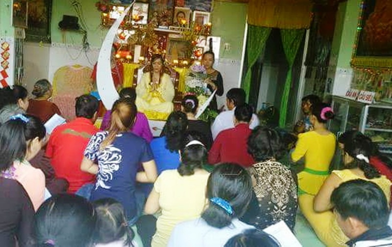 Tự xưng “Công chúa Minh Nguyệt” hạ phàm… chữa bệnh bằng nhạc vũ trường - 1
Những hình ảnh lan truyền trên mạng xã hội cho thấy rất đông người đến cho công chúa Minh Nguyệt chữa bệnh (ảnh từ mạng xã hội)
