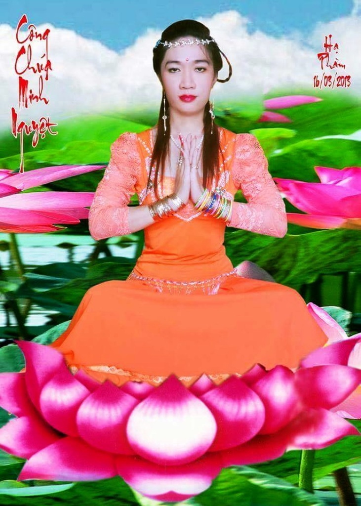 Tự xưng “Công chúa Minh Nguyệt” hạ phàm… chữa bệnh bằng nhạc vũ trường - 3 Tấm ảnh làm nhiều người bức xúc khi công chúa Minh Nguyệt ngồi trên bông sen.... (ảnh trên mạng xã hội)