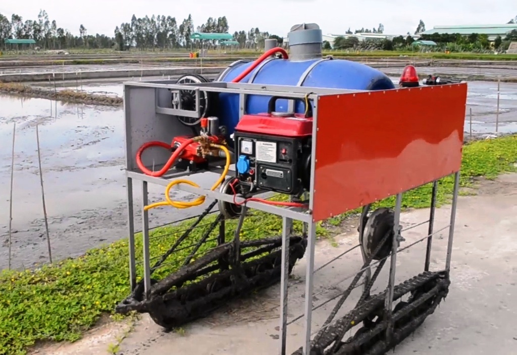 Thợ sửa điện tử chế máy phun thuốc tự động cho nông dân - 1 Chiếc máy phun thuốc điều khiển bằng remote của anh Tuấn rất được lòng bà con nông dân