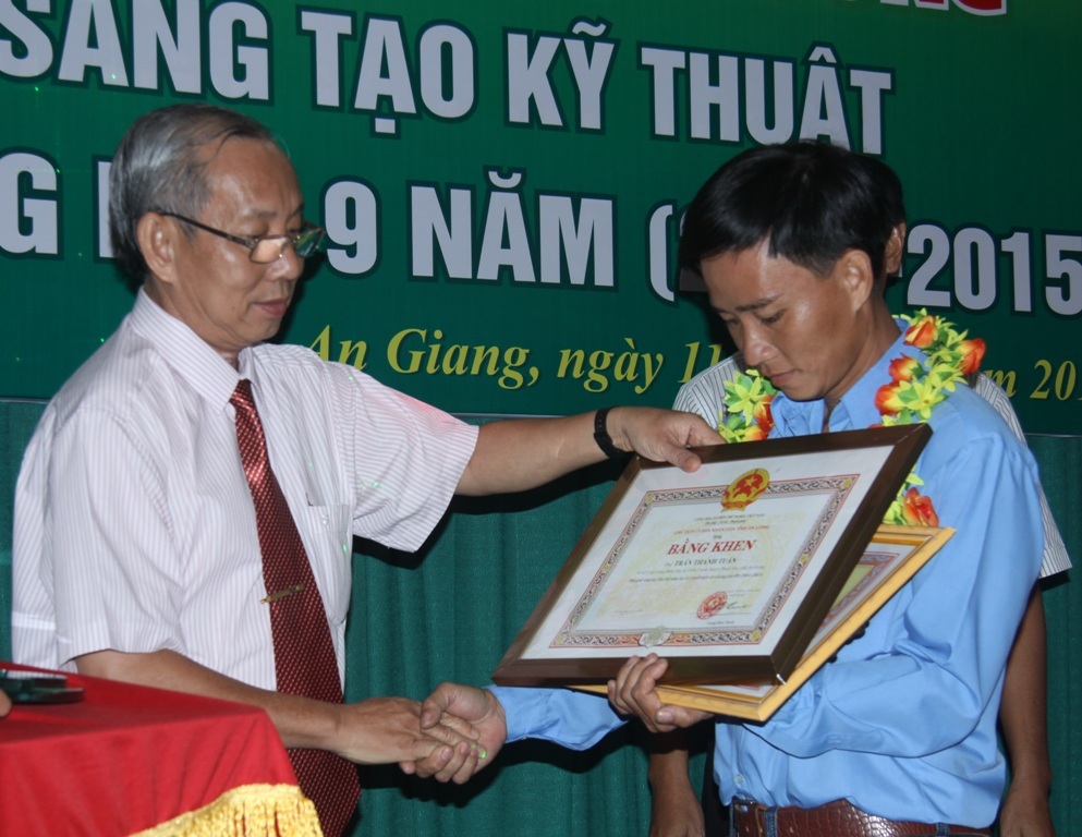 Thợ sửa điện tử chế máy phun thuốc tự động cho nông dân - 3 Chính sáng tạo hữu ích và mang lại hiệu quả cho ngành nông nghiệp, người dân, chiếc máy phun thuốc điều khiển bằng remote của anh Tuấn đã đạt giải nhất Hội thi sáng tạo khoa học kỹ thuật tỉnh An Giang, năm 2015
