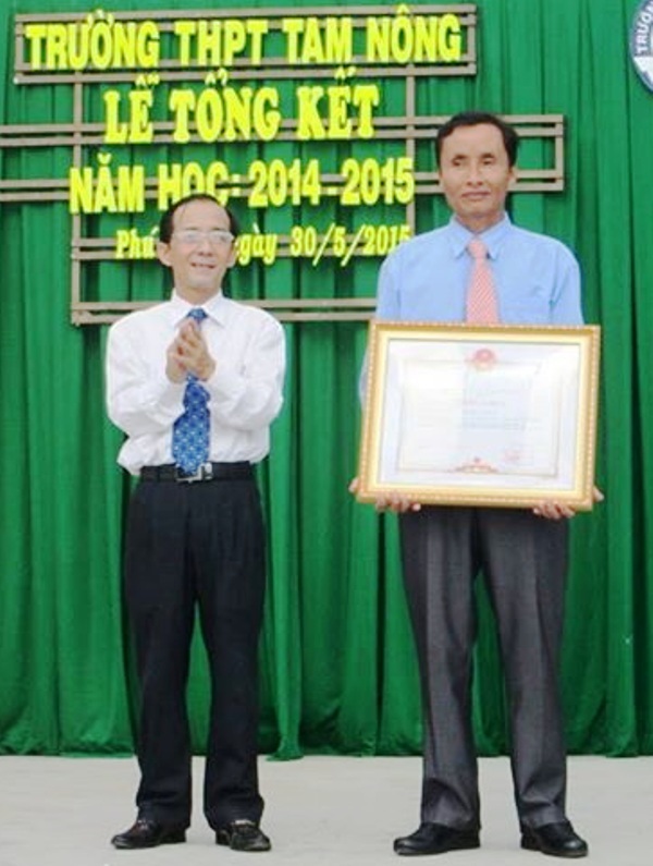 Thầy giáo dạy Sử tận tâm với nghề - 2
Giám đốc Sở GD-ĐT tỉnh Đồng Tháp, ông Trần Thanh Liêm trao bằng khen của Thủ tướng Chính phủ cho thầy Nguyễn Văn Quang vì thành tích hoàn thành xuất sắc nhiệm vụ năm học 2014 - 2015.
