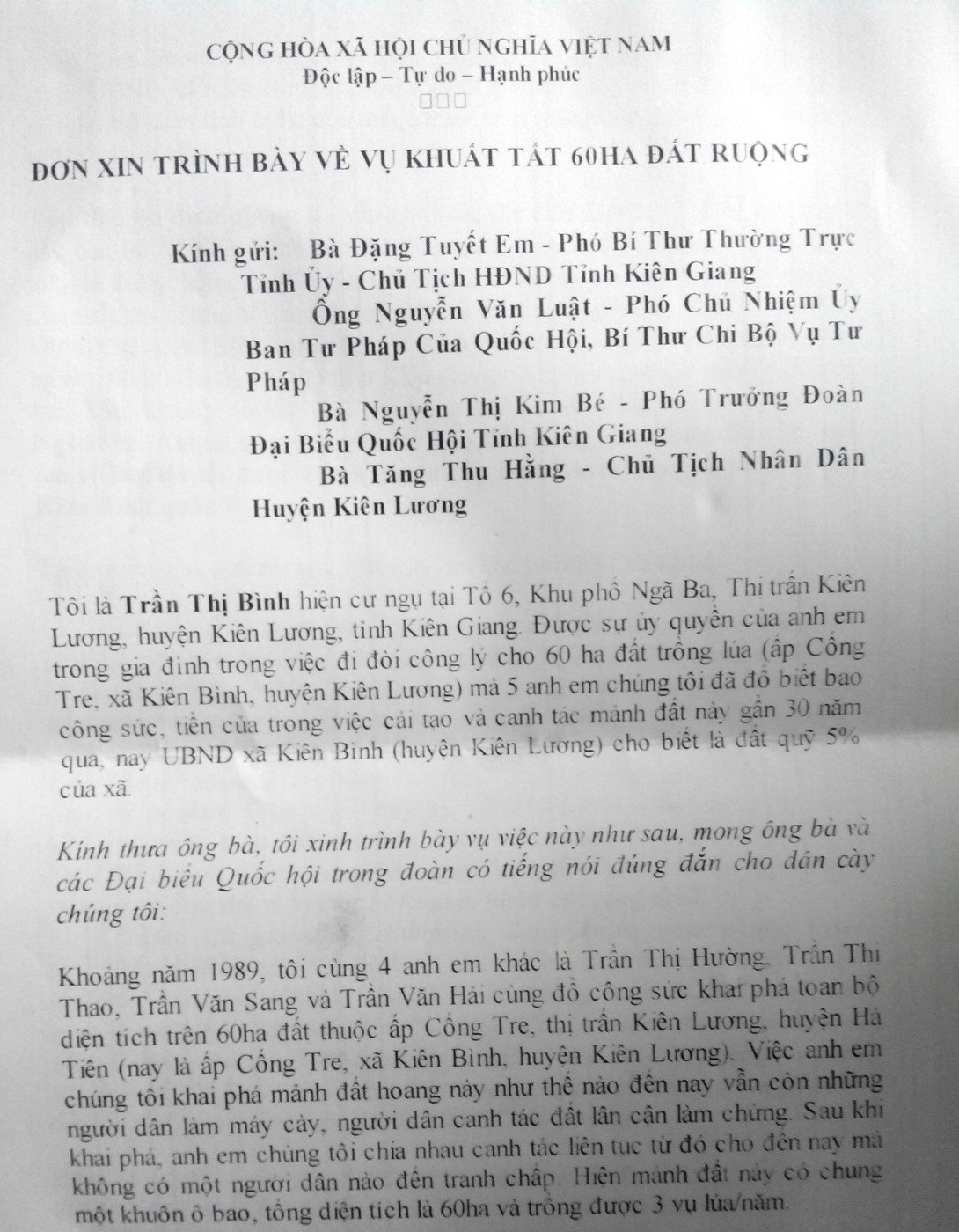Chủ tịch HĐND huyện Kiên Lương yêu cầu giải quyết vụ 60 ha đất bỗng “lọt” vào quỹ đất xã - 1 
Trước sự thờ ơ của cán bộ xã Kiên Bình trong việc xin làm hồ sơ cấp GCNQSDĐ và cán bộ Phòng TN - MT, anh em bà Bình gửi đơn kêu cứu đến đại biểu quốc hội tỉnh Kiên Giang, Hội đồng nhân nhân huyện Kiên Lương... về 60ha đất của anh em bà bỗng lọt vào quỹ đất 5% của xã Kiên Bình.