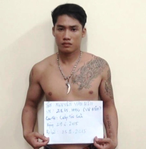 Tên cướp “xăm đầy mình” bị tóm gọn sau 8 tháng trốn truy nã - 1
Sau 8 tháng trốn lệnh truy nã, đối tượng Nguyễn Văn Biên bị bắt giữ tại xã An Tây, thị xã Bến Cát, tỉnh Bình Dương.