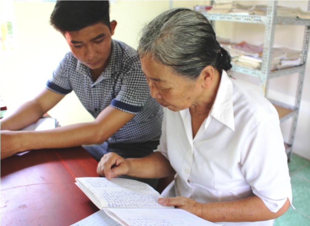 Lớp học không bảng đen của cô giáo già với trẻ em nghèo - 1 Lớp học không bảng đen của cô giáo già với trẻ em nghèo - 1
