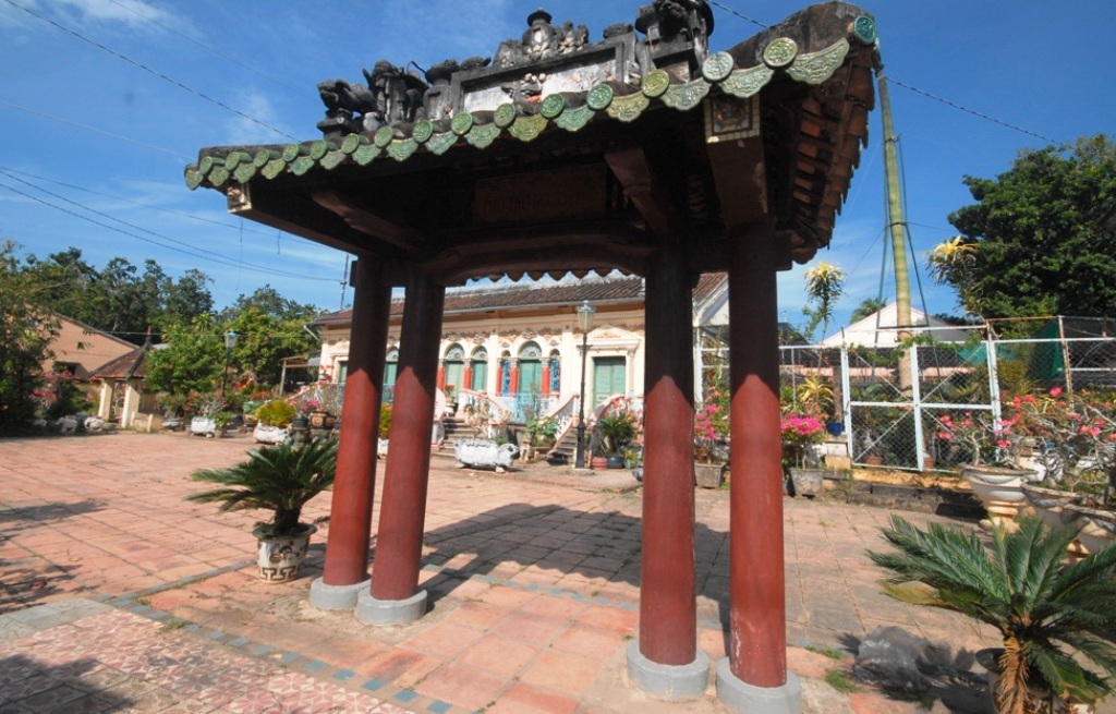 Những ngôi nhà cổ trăm tuổi miền Tây hút khách tham quan - 1 Nhà cổ Bình Thủy có hoa viên rất đẹp