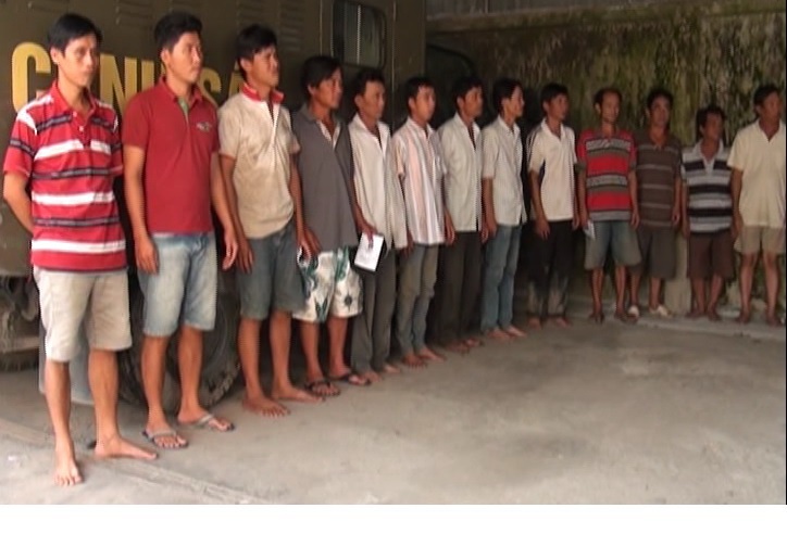 Phá sòng gà liên tỉnh miền Tây bắt 39 đối tượng - 2 Tại trường gag qui mô này, công an đã bắt giữ 39 đối tượng đến từ TP Cần Thơ , TP Long Xuyên và trong huyện Thoại Sơn, An Giang.