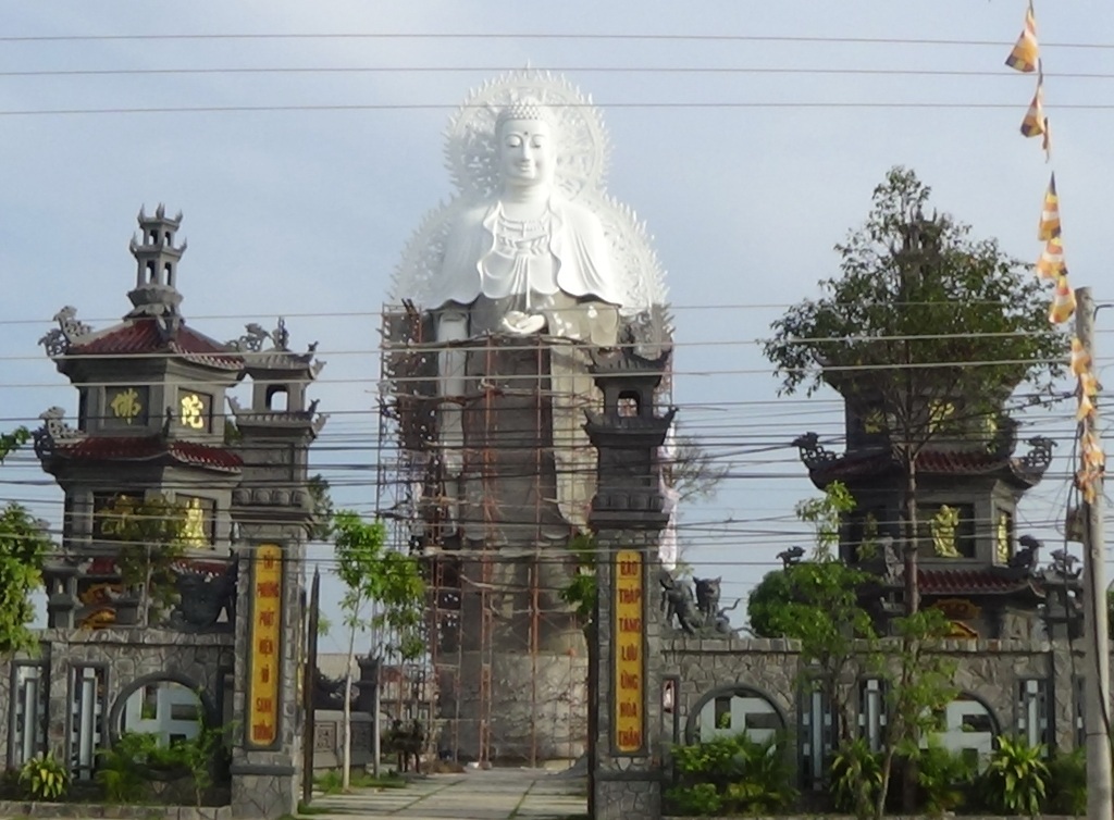 An Giang sắp có tượng Phật Di Đà hai mặt lớn nhất miền Tây - 2
Tượng phật có chiều ngang lớn nhất 6m, thân tượng cao 18m. Nếu tính từ chân Đài sen đến hết bức tượng thì có tổng chiều cao gần 25m, với tổng kinh phí gần 2 tỷ đồng.