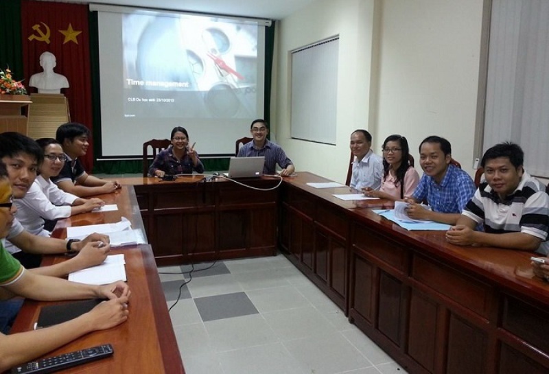 Ban đầu, hàng tháng CLB đều sinh hoạt, thường là trao đổi các kiến thức đã học cho nhau và những kinh nghiệm trong công việc. Hiện nay, CLB nhóm họp khi có việc cần, nhất là khi Ủy ban đặt hàng các vấn đề liên quan đến các đề án, chủ trương phát triển KT - XH của tỉnh.