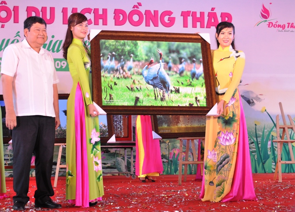 Đấu giá ảnh Tràm Chim… gây quỹ hàng trăm triệu giúp học sinh nghèo - 3
Với bức ảnh chụp sếu đầu đỏ có màn rượt đuổi sôi nổi về con số tại phiên đấu giá. Cuối cùng một công ty sở hữu được bức ảnh độc đáo của tác giả Đoàn Hồng với giá 90 triệu đồng