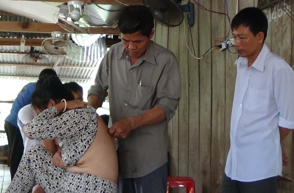 Có bằng sơ cấp Y học cổ truyền… hô chữa khỏi bệnh câm, điếc - 1 Ông Tịnh đang chữa bệnh cho một người phụ nữ bị bệnh câm điếc bằng phương cách xoa bóp, bấm nguyệt...