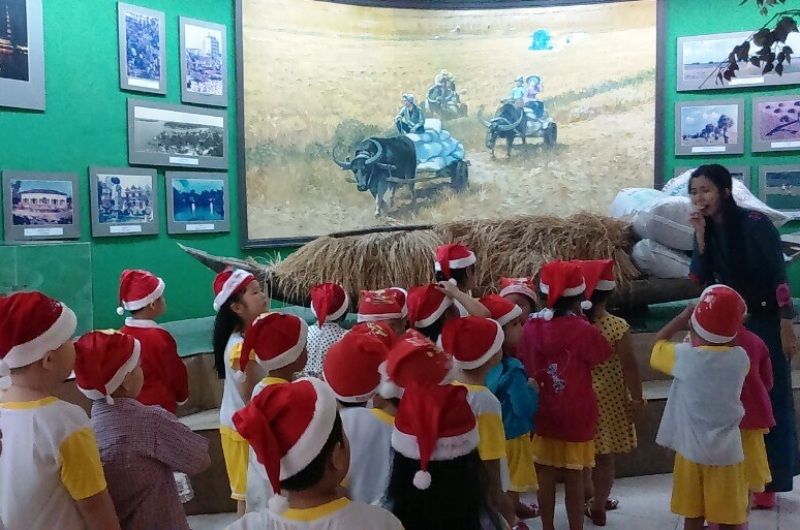 Ảnh hiếm về bộ dụng cụ ăn trầu của người Việt - 8 Các em nhỏ một trường mẫu giáo rất thích thú khi lần đầu tiên đến Bảo tàng, tham quan khu triển lãm ảnh Đảng Cộng sản Việt Nam - 86 mùa Xuân lịch sử