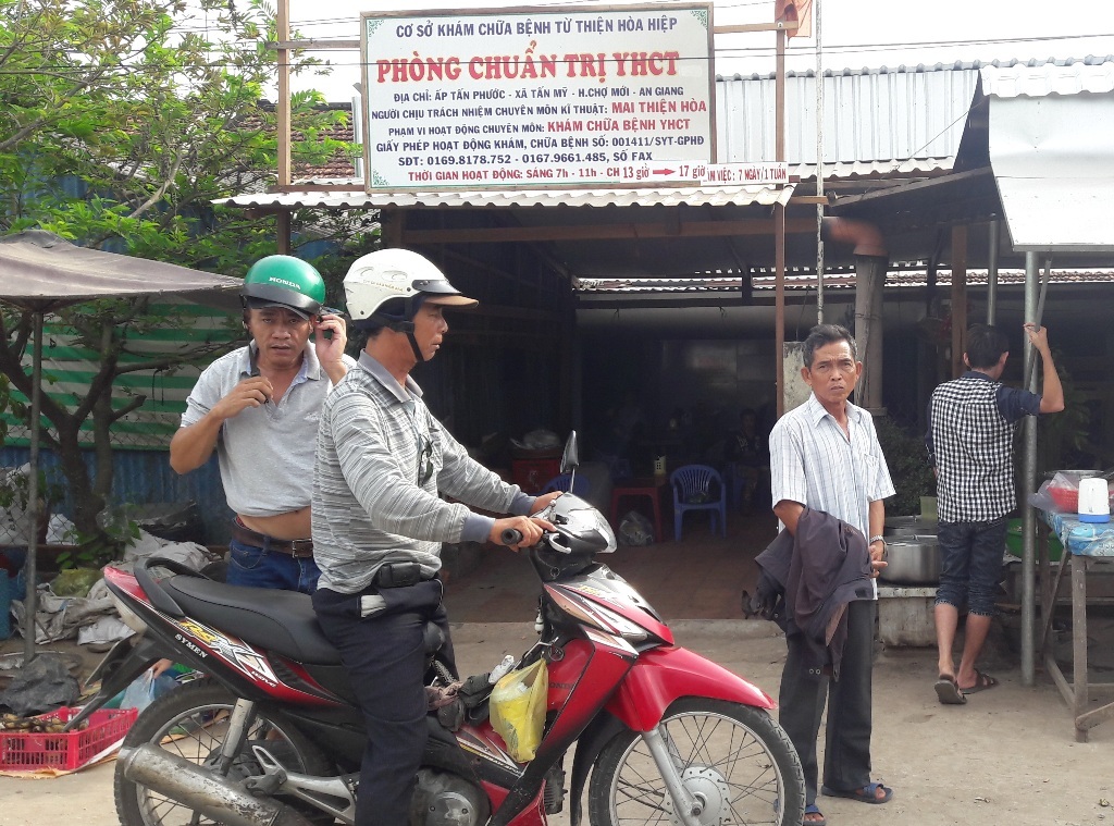 Có bằng sơ cấp Y học cổ truyền… hô chữa khỏi bệnh câm, điếc - 3
Theo chính quyền địa phương số người đến cho ông TỊnh chữa bệnh đa số là khách thập phương, người dân địa phương đã hiểu rõ nên không tin, không đến chữa bệnh