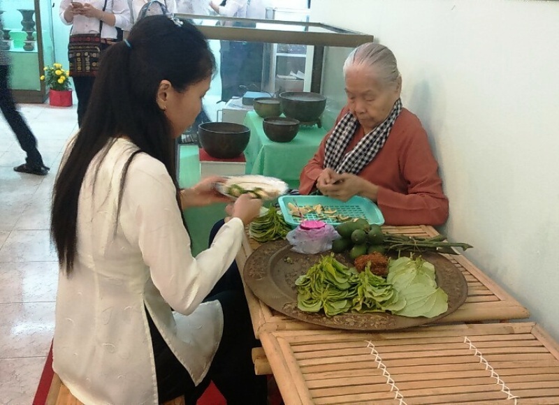 Ảnh hiếm về bộ dụng cụ ăn trầu của người Việt - 1 Tại triển lãm tục ăn trầu của người Việt, BTC còn mời một bà lão đến thực hiện việc tiêm trầu và ăn trầu