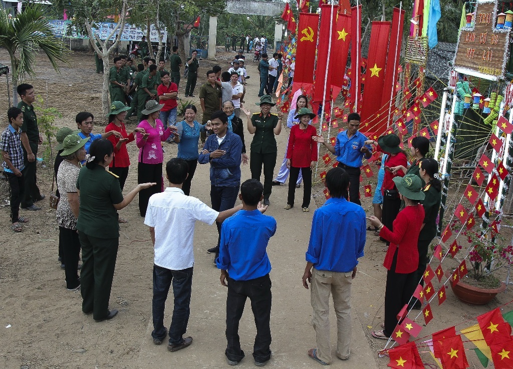 “Tết Quân - Dân” dựng 37 căn nhà cho hộ nghèo - 3 Giây phút Quân - Dân cùng tham gia sinh hoạt, văn nghệ tại Hội trại trong ngày Tết Quân - Dân 2016 diễn ra tại xã Khánh Bình, huyện An Phú