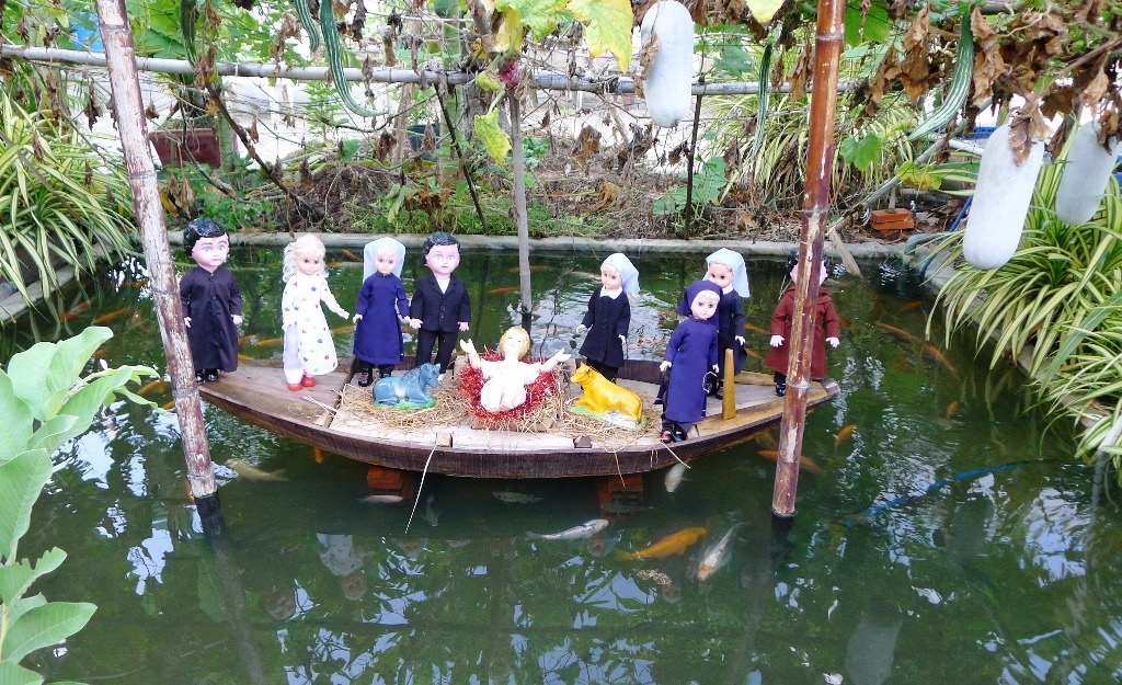 Bất ngờ nơi chúa hài đồng sinh ra trên chiếc xuồng ba lá... - 2 Bất ngờ nơi chúa hài đồng sinh ra trên chiếc xuồng ba lá... - 2