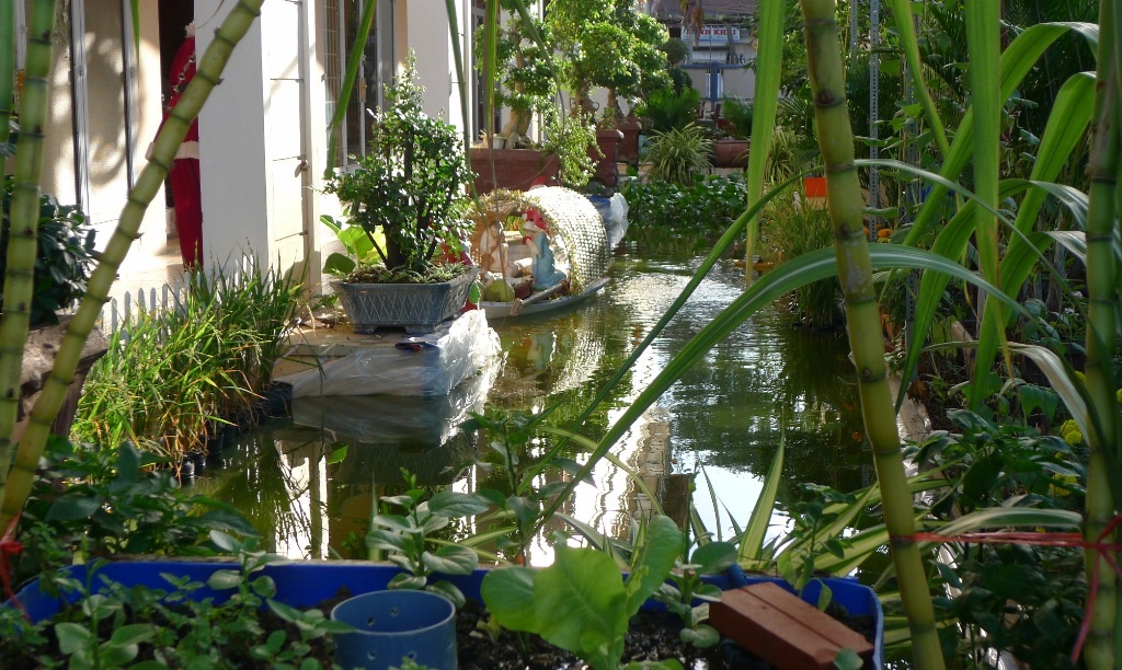 Bất ngờ nơi chúa hài đồng sinh ra trên chiếc xuồng ba lá... - 7 Bất ngờ nơi chúa hài đồng sinh ra trên chiếc xuồng ba lá... - 7