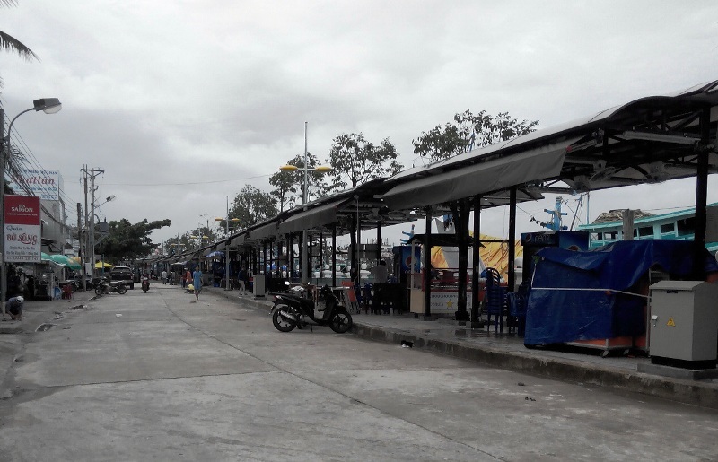 Tiểu thương hoang mang vì chợ đêm "trứ danh" của Phú Quốc sắp đóng cửa - 2
Nhiều người dân cho biết chợ đêm trên đường Bạch Đằng chưa thu hút khách du lịch và cũng đang bị người dân phản ánh vì làm mất không gian chung.