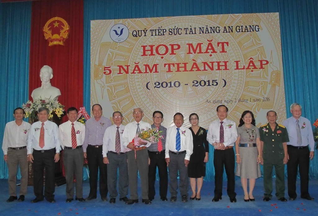 An Giang: 58 tài năng trẻ được nhận học bổng - 1 Phó Bí thư Tỉnh ủy, Chủ tịch UBND tỉnh An Giang Vương Bình Thạnh đánh gia cao quỹ tiếp sức tài năng An Giang. Dịp này, ông đại diện UBND tỉnh An Giang ủng hộ quỹ 1 tỷ đồng.