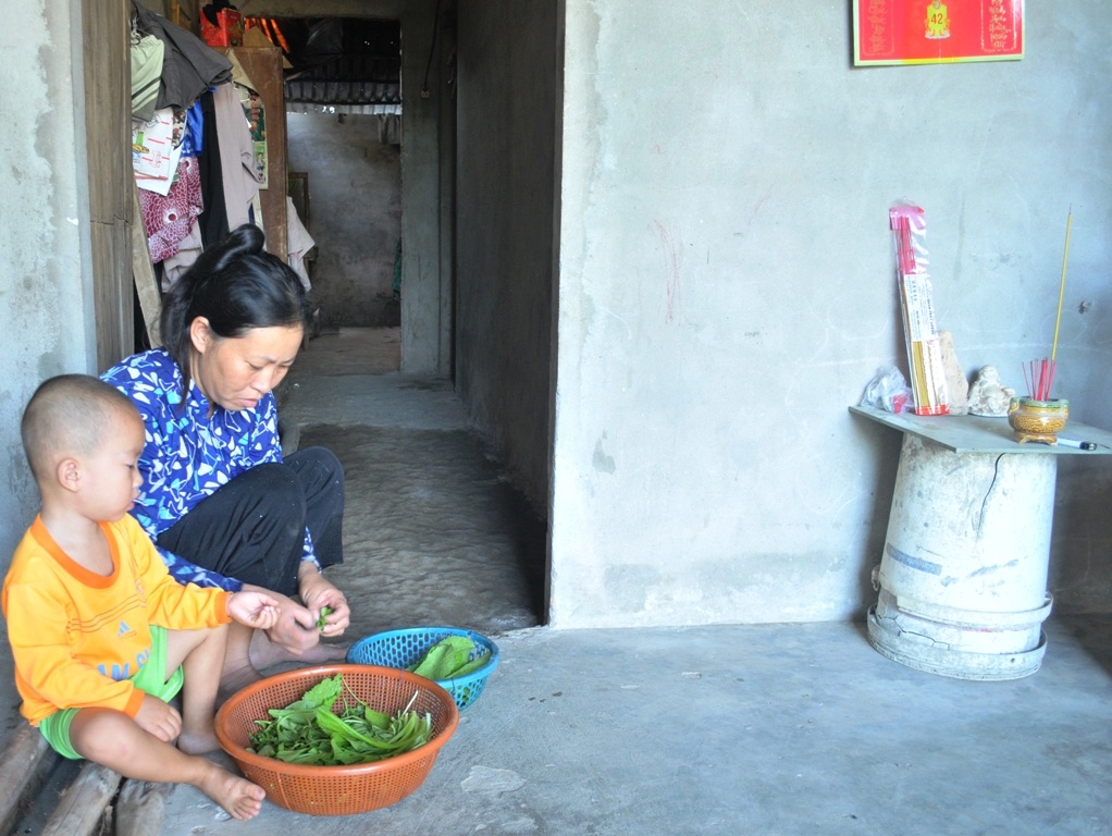Xót xa người vợ ngày nào cũng thắp hương xin cho chồng con mạnh khỏe - 3
Từ khi anh Nhớ không còn lao động được nữa, mọi việc nặng nhọc trong gia đình do một mình chị Trinh gánh vác nhưng chẳng đủ đâu vào đâu