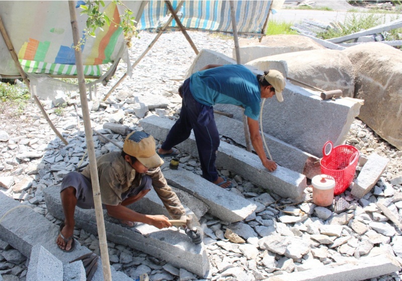 Mồ hôi chan cơm theo nghề chẻ đá ở bãi Cô Tô - 3 Người phu đá luôn phải lao động nặng trong môi trường đầy bụi đá nhưng hầu hết đều không mặc đồ bảo hộ lao động.