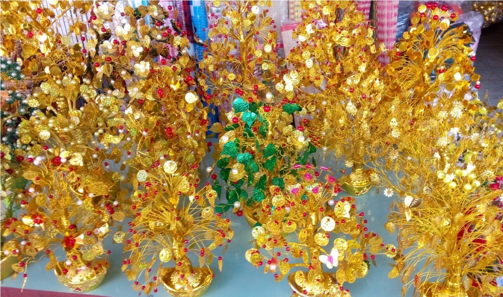 Hốt bạc nhờ kinh doanh những mặt hàng chỉ chờ Tết đến - 1
Thời gian gần đây, nhiều gia đình chọn mua cây “cành vàng lá ngọc” trưng tết. Cây này vừa mang ý nghĩa phú quý lại trưng được hai, ba mùa Tết