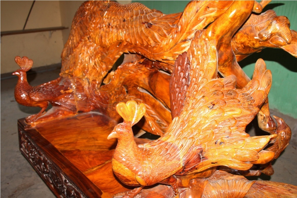 Chiếc ghế có hình một cặp phụng.