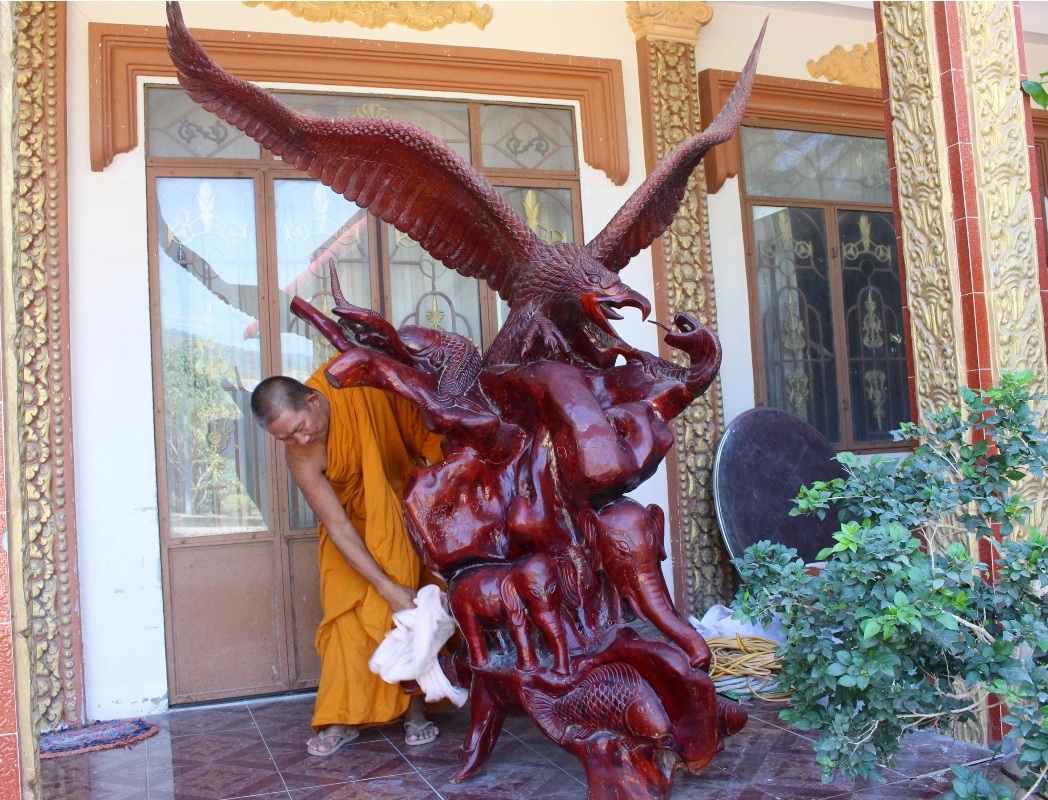 Một tác phẩm có hình đại bàng, rắn, voi, cá chép…cao hơn 2m được đặt ngay tại cổng chùa.