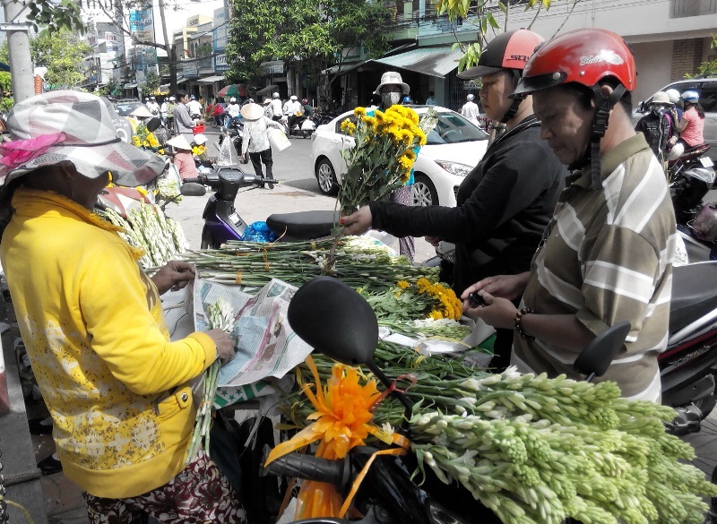 Nông dân phấn khởi vì trúng mùa huệ Tết - 2 Tại chợ Thanh Bình và chợ Tam Nông giá hoa huệ được các tiểu thương bán ra với giá 5.000 đồn/cành loại nhất; loại nhì 3.000 đồng/cành và loại ba là 2.500 đồng/cành.