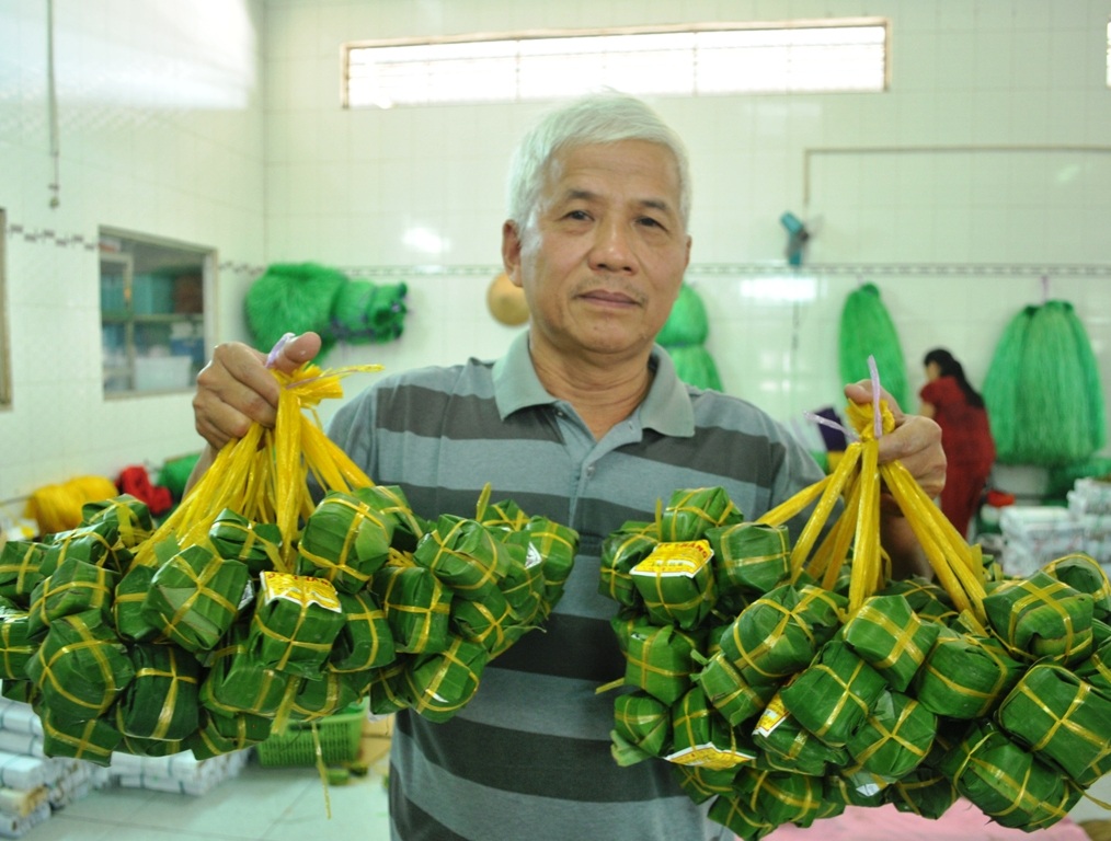 “Đột nhập” lò sản xuất nem Lai Vung lớn nhất miền Tây - 10 Theo ông Út Thẳng và nhiều cơ sở sản xuất nem Lai Vung cho biết, chất lượng sản phẩm mới làm nên thương hiệu, do vậy họ luôn chú trọng đến khâu an toàn vệ sinh thực phẩm