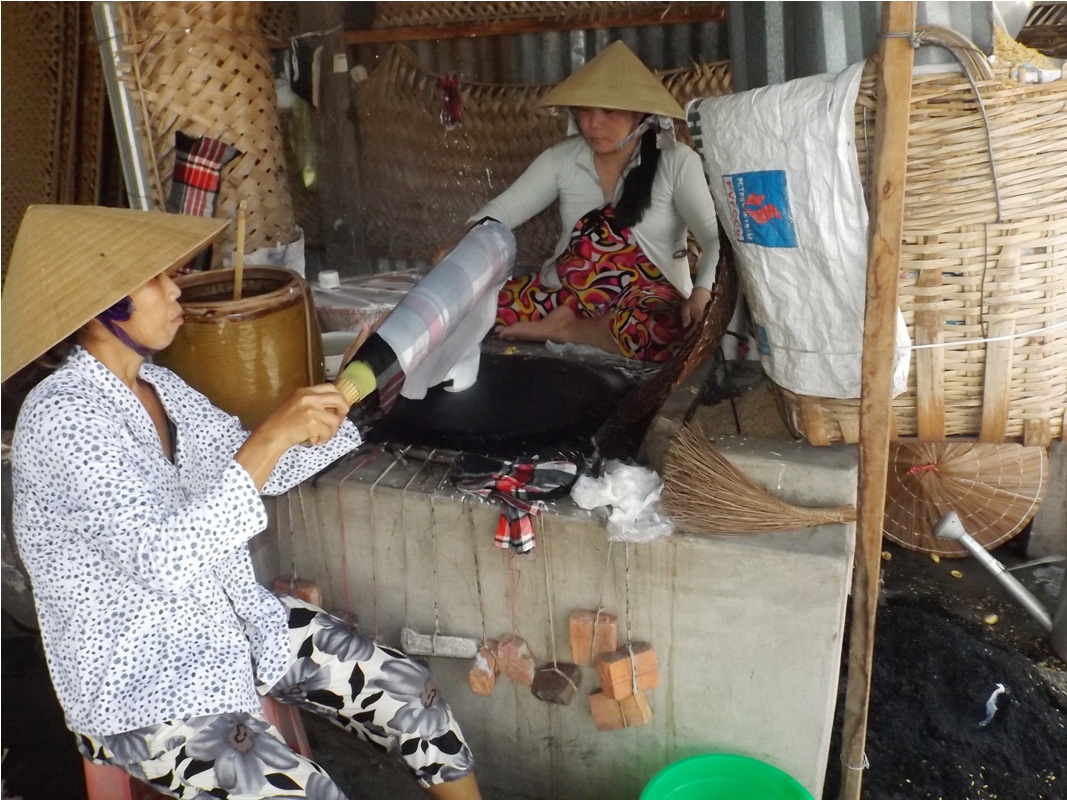 Bánh được lấy ra bởi sự phối hợp nhịp nhàng giữa người đánh bột và người lấy bánh.