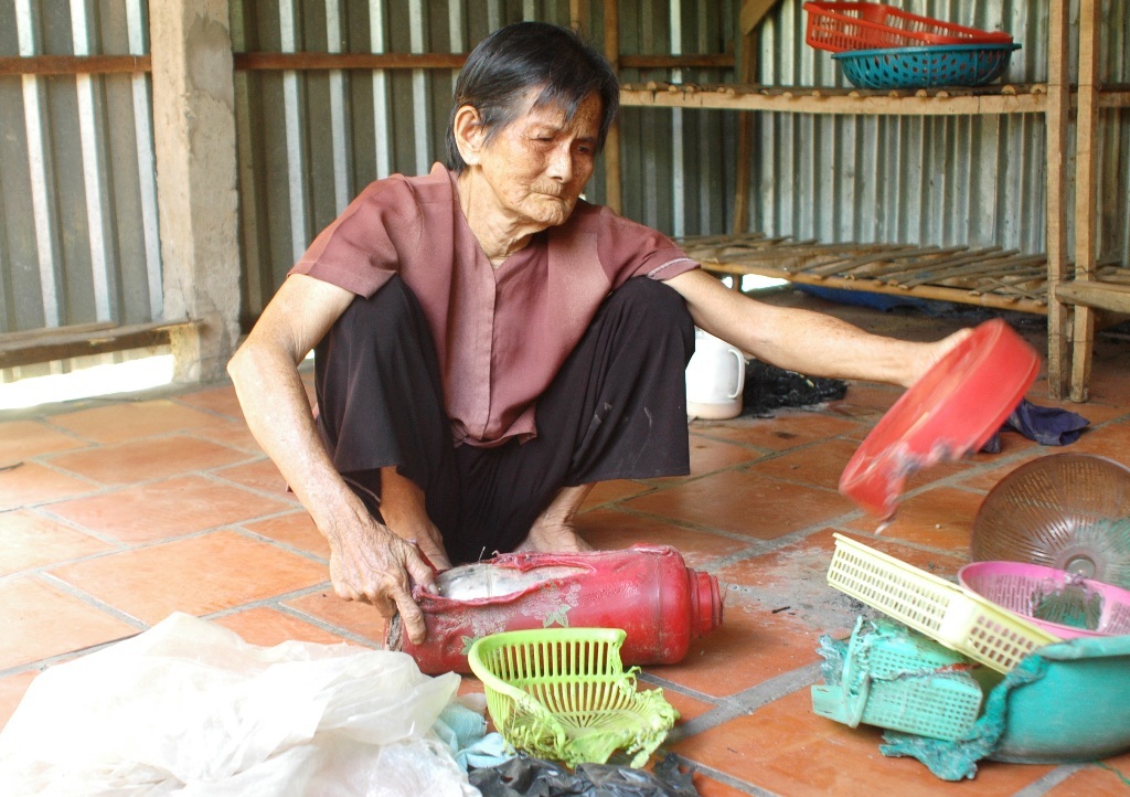Cụ bà 76 tuổi khổ sở với căn nhà “thích cháy là cháy” - 7 Theo cụ Gỏi, khoảng 1 tuần nay mức độ cháy trong căn nhà cứ tăng lên, bà phải chứa nước trong các xô để diệt giặc lửa.