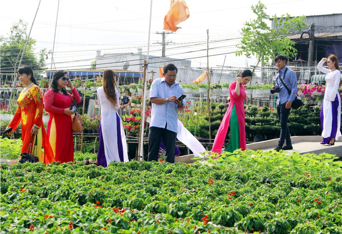 Tranh thủ khoảnh khắc đẹp nhất của hoa, người dân, bạn trẻ đua nhau đến làng hoa chụp ảnh