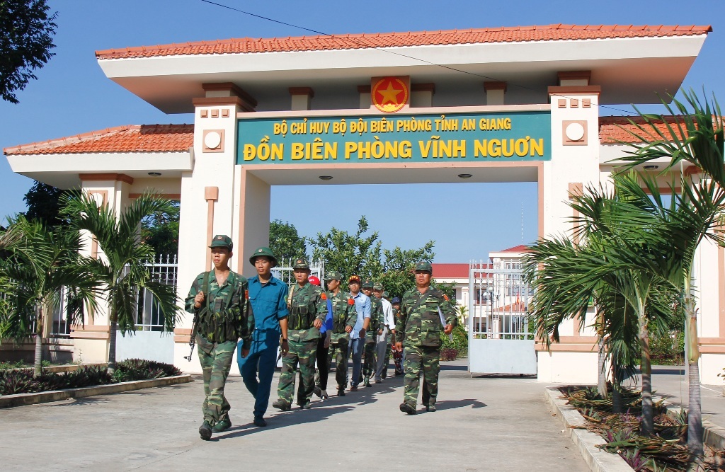 Cuối năm, Bộ đội biên phòng An Giang “căng mình” chống buôn lậu - 1
Những dịp cuối năm như thế này, lực lượng chống buôn lậu ở các đồn biên phòng (thuộc Bộ đội biên phòng An Giang) đang căng mình chống nạn buộn lậu từng giờ.