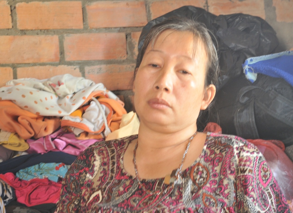 Cha bỏ đi trong cảnh mẹ bệnh hiểm nghèo, 3 đứa trẻ sống trong cùng cực - 2
Chị Tâm sợ khi mình qua đời các con chị côi cút... chẳng biết bám víu vào ai