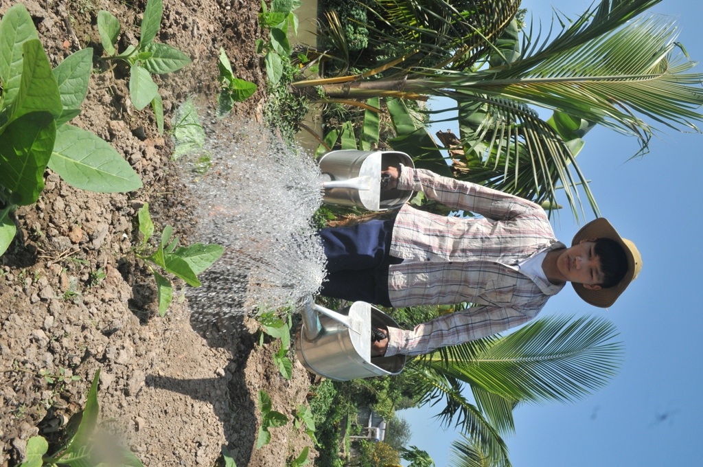 Cha bỏ đi trong cảnh mẹ bệnh hiểm nghèo, 3 đứa trẻ sống trong cùng cực - 7
Tranh thủ những buổi không đi học thêm, Hùng Quí đi tưới rau thuê cho bà con trong xóm, mỗi buổi cũng kiếm được 50.000 đồng
