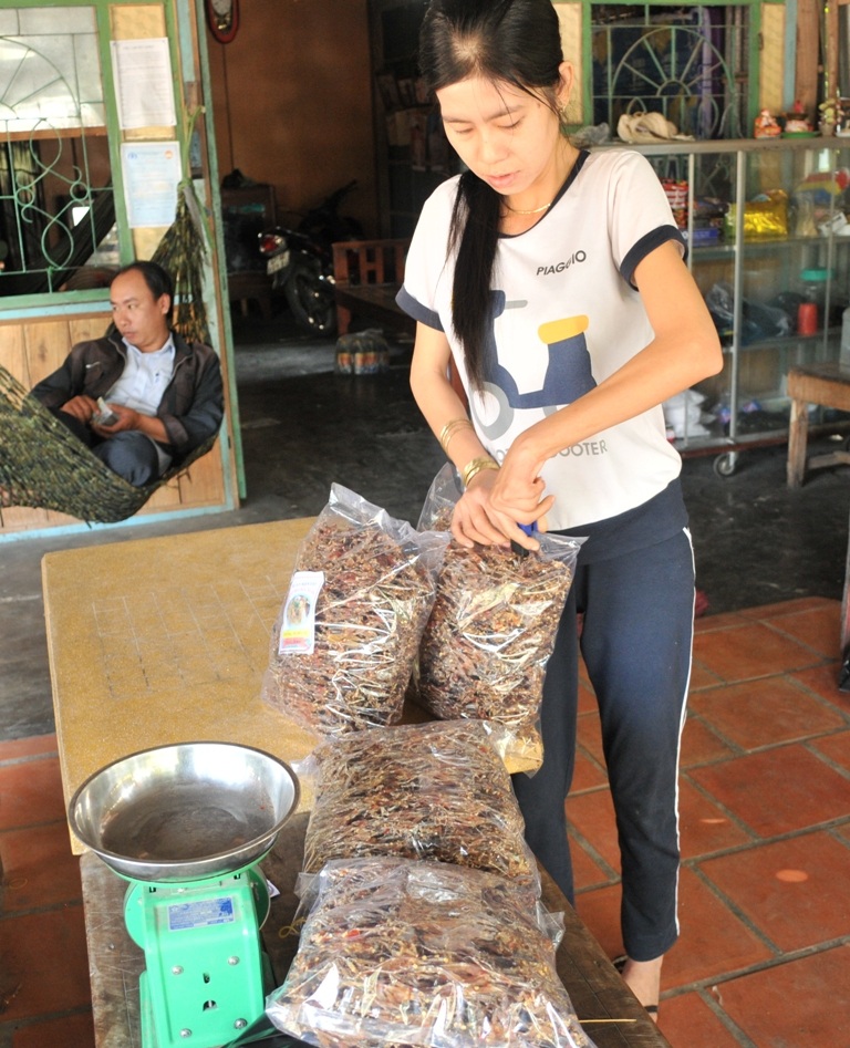 Vào lò sản xuất khô “vũ nữ chân dài” lớn nhất miền Tây - 11 Theo cơ sở Bảy Xuân cho biết, vài ngày tới giá sẽ còn tăng lên, thấp nhất cũng 500.000 đồng/kg