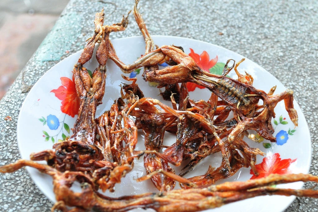 Vào lò sản xuất khô “vũ nữ chân dài” lớn nhất miền Tây - 12 Mấy năm gần đây, món khô nhái chiên giòn đã trở thành món khoái khẩu của không ít bợm nhậu