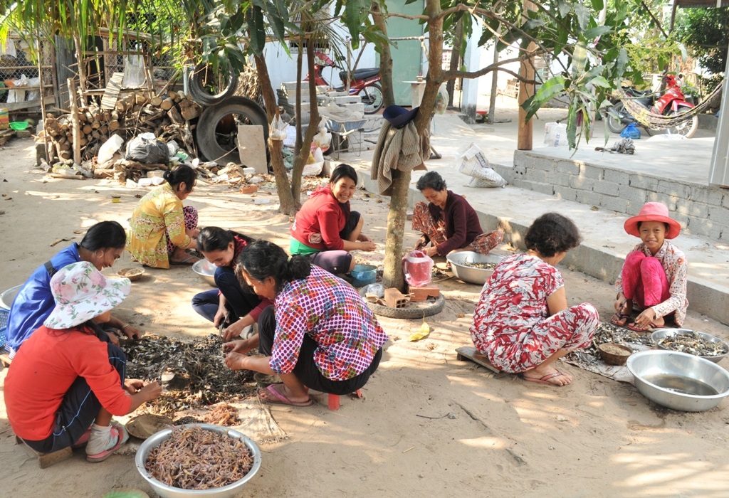 Vào lò sản xuất khô “vũ nữ chân dài” lớn nhất miền Tây - 2 Sau đó là phân ra cho các thợ lột da nhái
