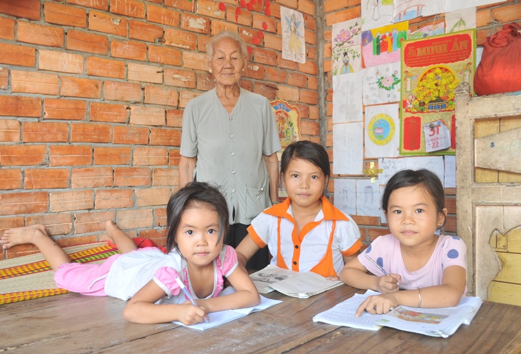 Gia đình toàn “Hột Xoàn, Vàng, Kim Cương” mà... nghèo rớt mồng tơi! - 3 Dù gia đình rất khó khăn, chị Hường vẫn tần tảo quyết tâm lo cho các con ăn học đàng hoàng.