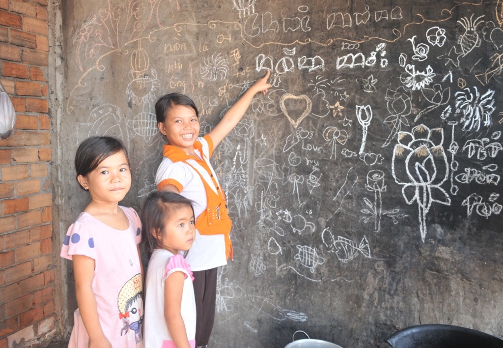 Gia đình toàn “Hột Xoàn, Vàng, Kim Cương” mà... nghèo rớt mồng tơi! - 7
Sống trong sự nghèo khó nhưng các cháu luôn ngoan và lạc quan.