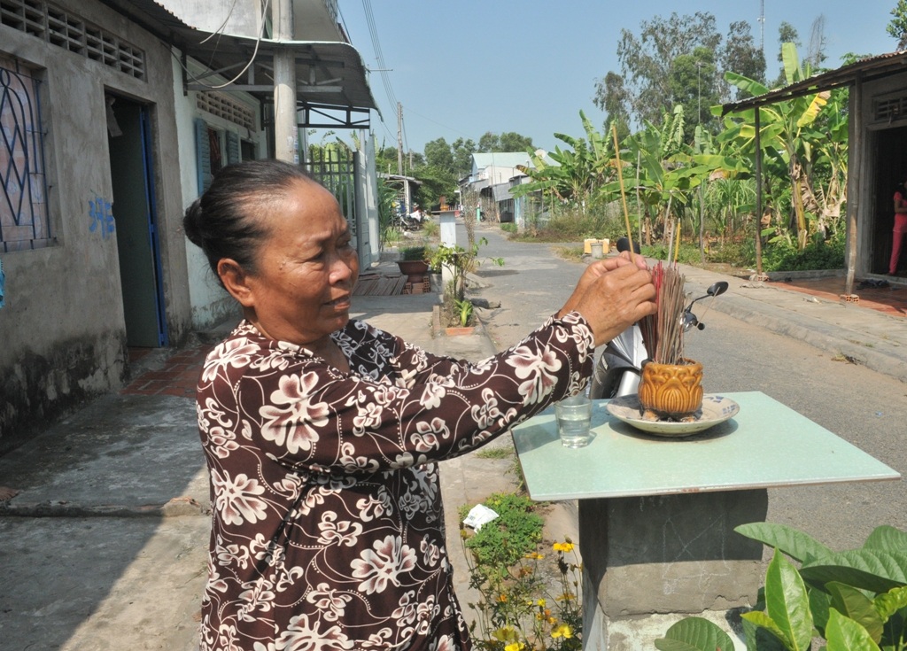 Người nghèo tiễn ông Táo bằng trái cây, nước lã! - 3 Với những hộ nghèo như bà Liên, ngày tiễn ông Táo về trời bà chỉ cúng nước lã, trái cây... để xin ông Táo phù hộ sáng năm gia đình khấm khá hơn.