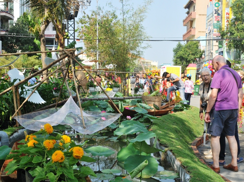 Đường hoa nghệ thuật Cần Thơ "rạng rỡ Xuân đồng bằng" - 12 Khách Tây rất thích những tiểu cảnh miền quê như thế này