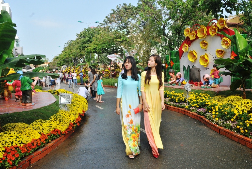 Đường hoa nghệ thuật Cần Thơ "rạng rỡ Xuân đồng bằng" - 2 Sáng nay rất đông người dân và các bạn trẻ đến tham quan đường hoa