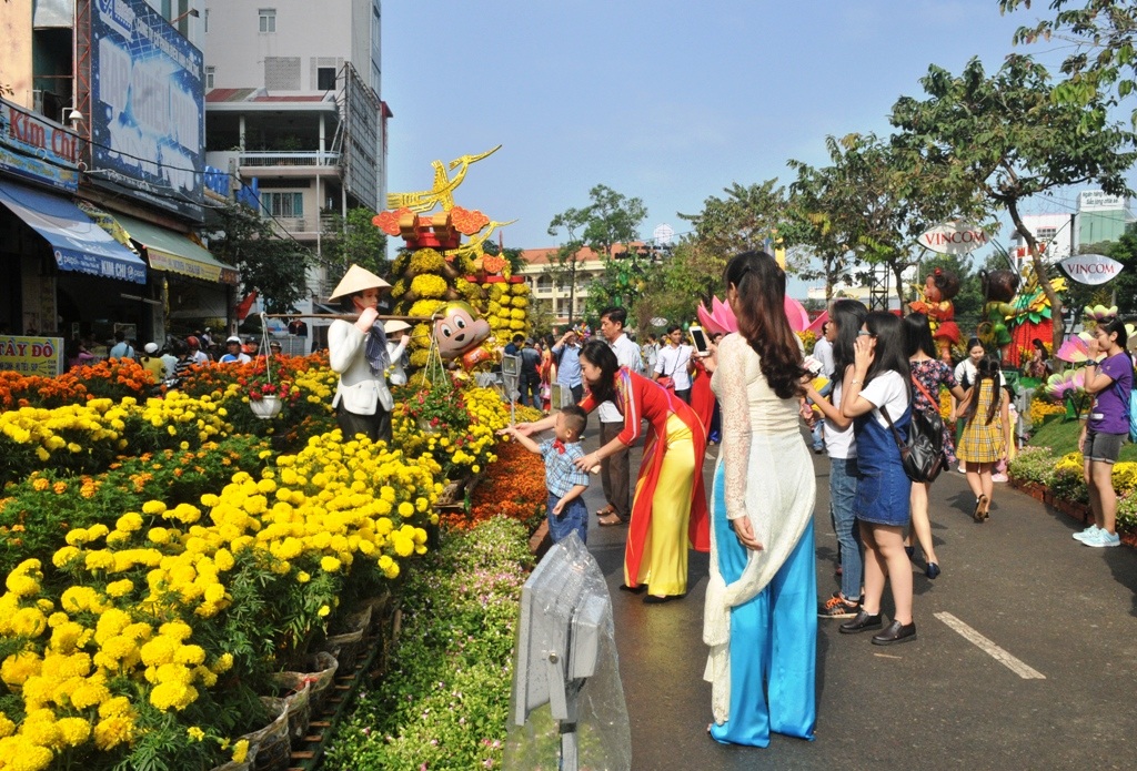 Đường hoa nghệ thuật Cần Thơ "rạng rỡ Xuân đồng bằng" - 13 Rất đông bạn trẻ đến tham quan và chụp ảnh luu niệm trên đường hoa
