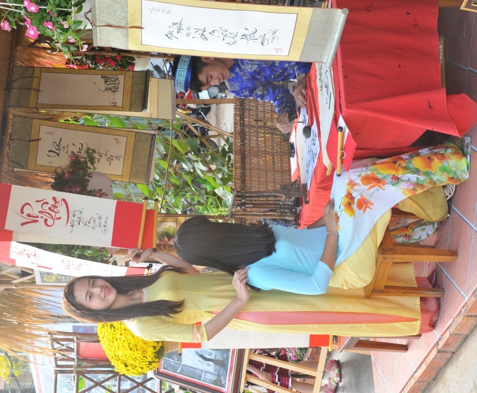 Đường hoa nghệ thuật Cần Thơ "rạng rỡ Xuân đồng bằng" - 9 Nhiều bạn trẻ rất thích chụp ảnh lưu niệm với ông Đồ